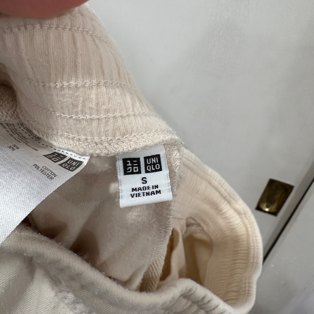 Uniqlo Crewneck Sweatshirt and Sweatpants set - Picture 5 of 6